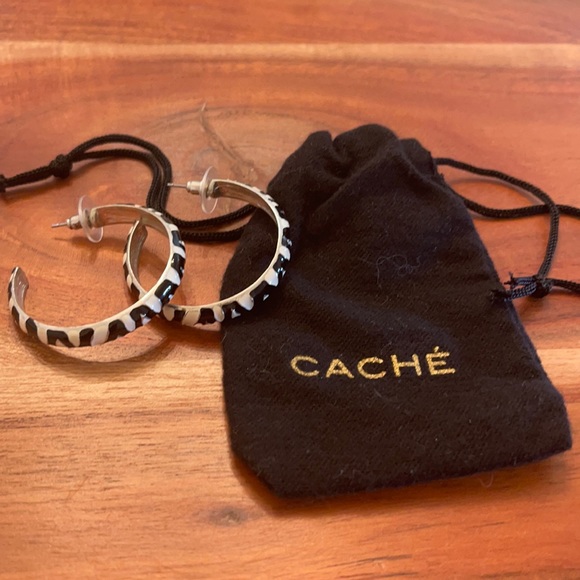 CACHE BLACK/WHITE ENAMEL HOOP EARRINGS - Picture 2 of 11